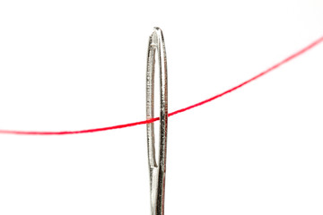 Nadelöhr mit rotem Faden
