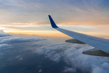Fototapeta na wymiar Wing aircraft at cloud sunset