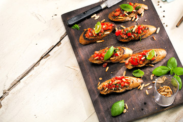 Frische Bruschetta mit Tomatensuppe 