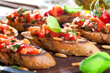 Frische Bruschetta mit Tomatensuppe 