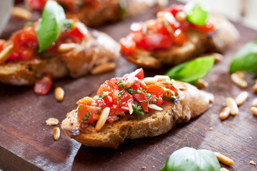Frische Bruschetta mit Tomatensuppe 