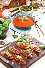 Frische Bruschetta mit Tomatensuppe 
