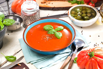 Frische Bruschetta mit Tomatensuppe 