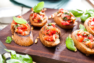 Frische Bruschetta mit Tomatensuppe 