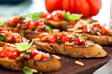 Frische Bruschetta mit Tomatensuppe 