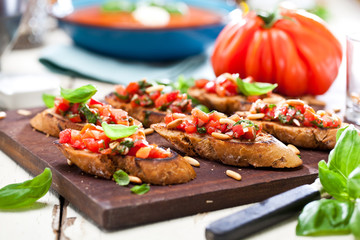 Frische Bruschetta mit Tomatensuppe 