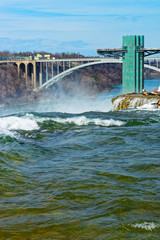 Obraz premium Tourists on Rainbow Bridge over Niagara River Gorge