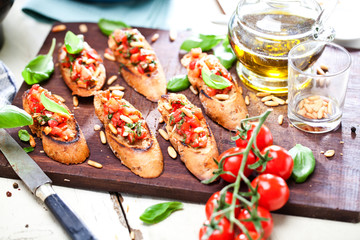 Frische Bruschetta mit Tomatensuppe 