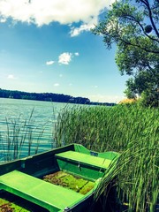 Fototapeta premium łódka nad brzegiem jeziora