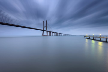 Nascer do Sol na Ponte Vasco da Gama em Lisboa