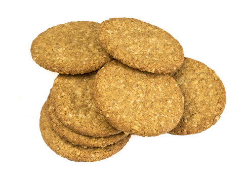Galletas integrales de avena sobre fondo blanco
