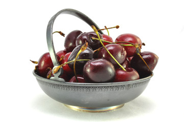 Черешня в тарелке на белом фоне крупным планом