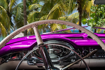 Kuba Innenansicht eines pinkfarbenen Oldtimers  mit Blick auf den Strand