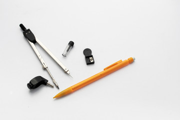 compas et crayon jaune