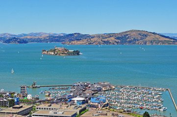 Fototapeta na wymiar L'isola di Alcatraz nella Baia di San Francisco il 7 giugno 2010. L'isola ha ospitato la prigione federale fino al 1963 e ora fa parte dell'area del Golden Gate National Recreation