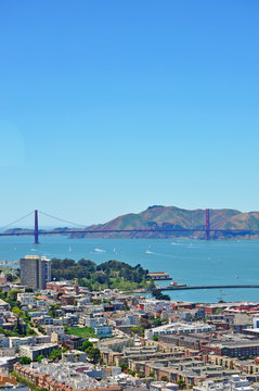 San Francisco: skyline e il Golden Gate Bridge visti attraverso il vetro della Coit Tower il 6 giugno 2010