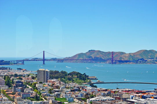 San Francisco: skyline e il Golden Gate Bridge visti attraverso il vetro della Coit Tower il 6 giugno 2010