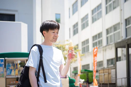アイスクリームを手に持つ男性 Buy This Stock Photo And Explore Similar Images At Adobe Stock Adobe Stock