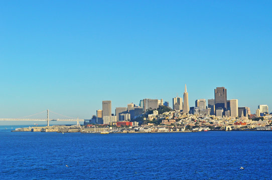San Francisco: skyline visto dalla Baia il 7 giugno 2010. La Baia di San Francisco è un estuario poco profondo, la via d'acqua d'ingresso alla Baia dall'Oceano Pacifico è chiamato il Golden Gate