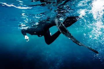 Tableaux sur verre Plonger Apnéiste nager dans la mer