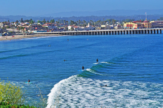California: surfisti a Santa Cruz il 15 giugno 2010. Santa Cruz &egrave; famosa per la bellezza della sua costa e per essere il paradiso dei surfisti