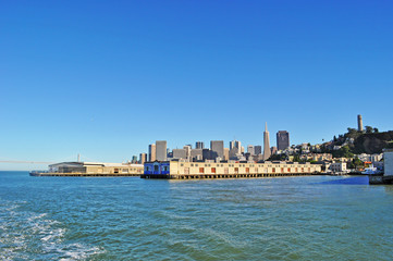 Obraz premium San Francisco: skyline visto dalla Baia il 7 giugno 2010. La Baia di San Francisco è un estuario poco profondo, la via d'acqua d'ingresso alla Baia dall'Oceano Pacifico è chiamato il Golden Gate