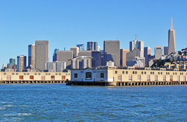 Fototapeta na wymiar San Francisco: skyline visto dalla Baia il 7 giugno 2010. La Baia di San Francisco è un estuario poco profondo, la via d'acqua d'ingresso alla Baia dall'Oceano Pacifico è chiamato il Golden Gate