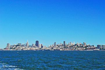 San Francisco: skyline visto dalla Baia il 7 giugno 2010. La Baia di San Francisco &egrave; un estuario poco profondo, la via d'acqua d'ingresso alla Baia dall'Oceano Pacifico &egrave; chiamato il Golden Gate