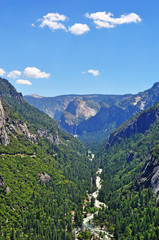 California: ruscello nel Parco nazionale dello Yosemite il 16 giugno 2010. Lo Yosemite National Park è noto per le sue scogliere di granito, le cascate, i boschi di sequoia e la diversità biologica