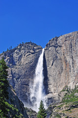 California: la cascata Yosemite nel Parco nazionale dello Yosemite il 16 giugno 2010. Yosemite Falls è la cascata più alta e famosa del parco nazionale