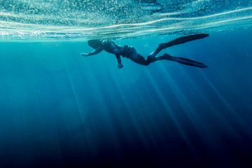 Freediver zwemmen in de zee