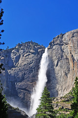 Fototapeta na wymiar California: la cascata Yosemite nel Parco nazionale dello Yosemite il 16 giugno 2010. Yosemite Falls è la cascata più alta e famosa del parco nazionale