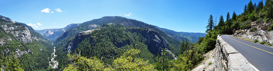 Fototapeta na wymiar California: la strada e la vista del Parco nazionale dello Yosemite il 16 giugno 2010. Lo Yosemite National Park è noto per le sue scogliere di granito, le cascate e i boschi di sequoia