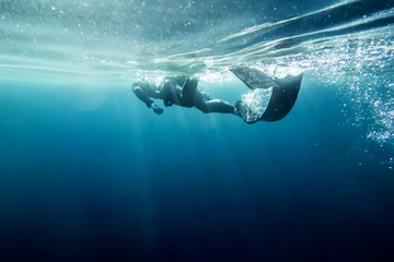 Afwasbaar Fotobehang Duiken Freediver zwemmen in de zee