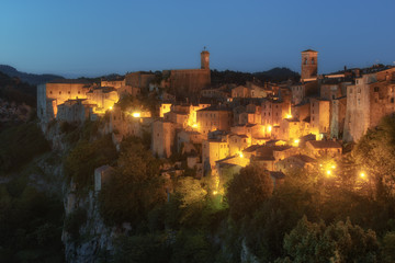 Fototapeta na wymiar Evening images of the medieval town on the tufa rock in Tuscany,