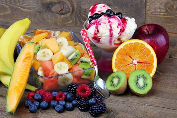 Macedonia di frutta , gelato e frutti rossi