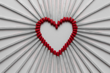 Herz aus Streichhölzern.