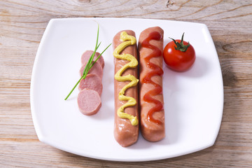sausage with mustard and tomato