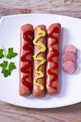 sausage with mustard and tomato