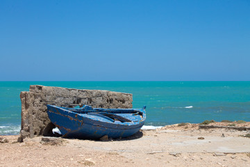 Fototapeta na wymiar синяя лодка на берегу
