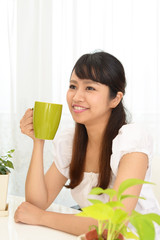 コーヒーを飲み寛ぐ女性