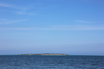 海に浮かぶ島