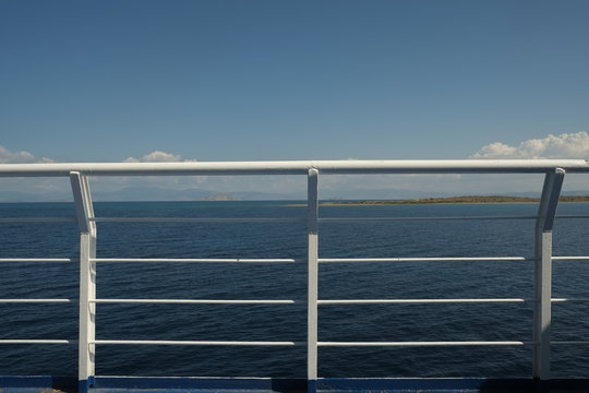 Barandilla de Ferry con el mar de fondo
