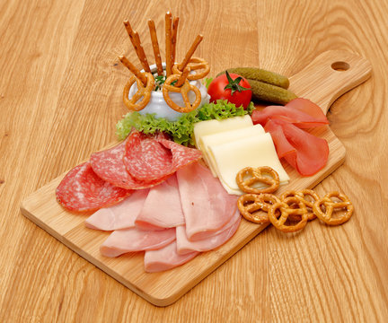 Vesperbrett - rustikale Brotzeit mit Schinken und K&auml;se