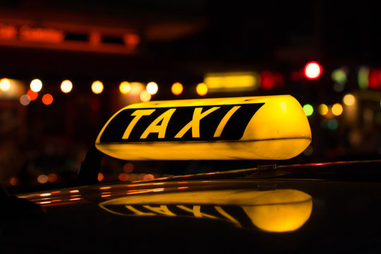 taxi schild bei nacht Stock-Foto