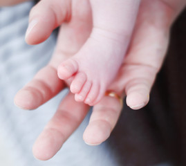 babies foot and hand of man