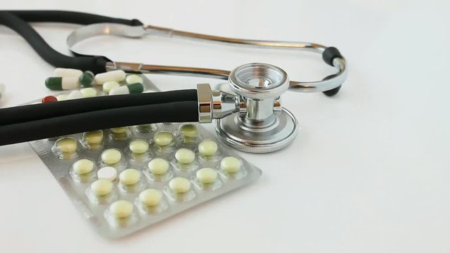 Tabletten die auf ein Blister fallen