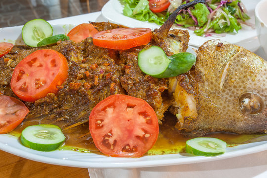  poisson grill&eacute; &agrave; la sauce cr&eacute;ole
