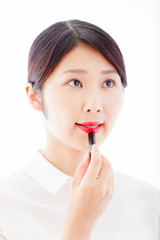 口紅を塗る女性