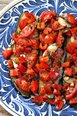 insalata di melanzane e pomodoro con erbe
